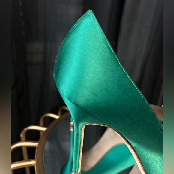 Manolo Blahnik Hangisi Crystal Buckle Pump - Picture 6 of 12